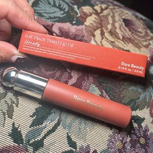 🤍⚠️ BRAND NEW WITH BOX RARE BEAUTY LIP OIL IN SHADE “HONESTLY” 😍